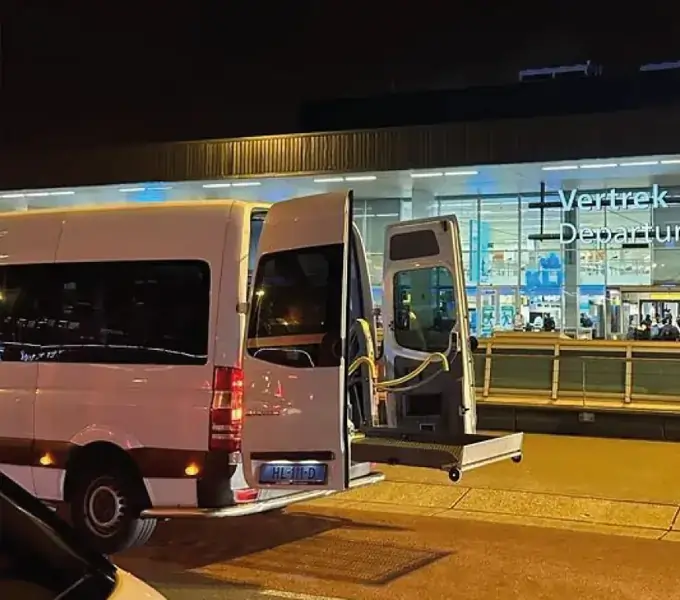 Rolstoelbus bij Schiphol voor reizigers uit Arnhem